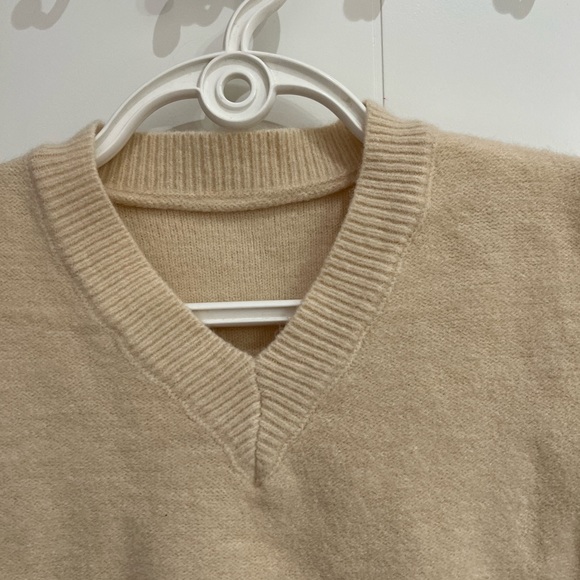 V-neck wool sweater - Picture 4 of 5